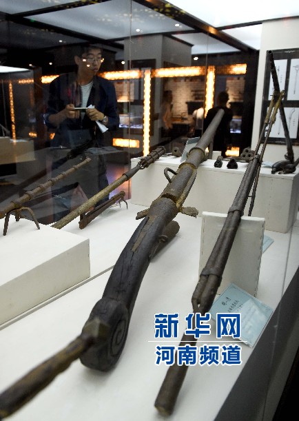 4月26日，參觀者在兵器展覽館內(nèi)參觀。
