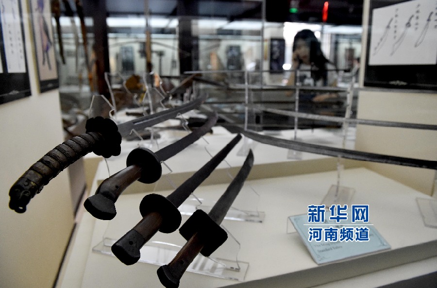 4月26日，參觀者在兵器展覽館內(nèi)參觀。