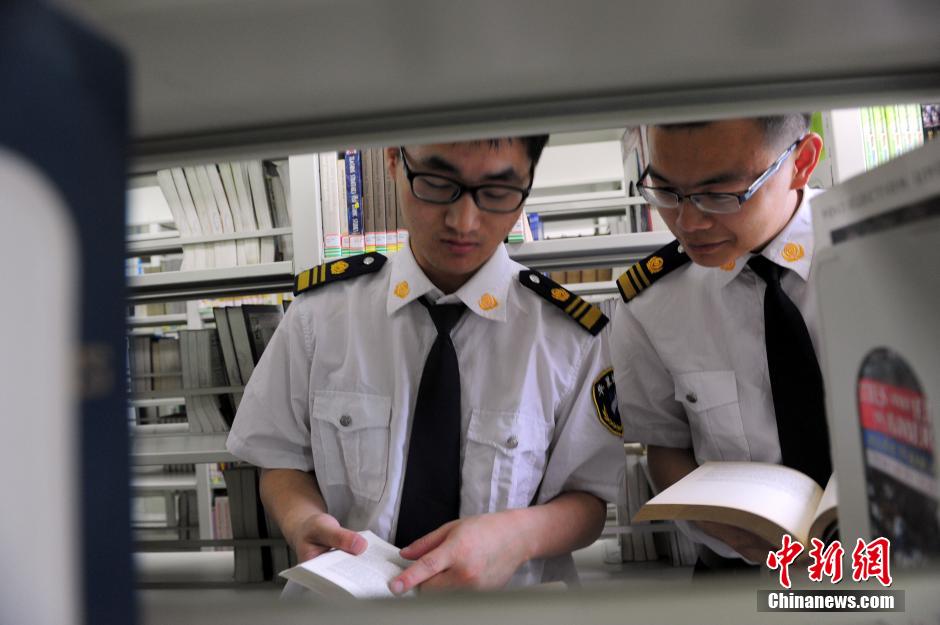 5月8日，武漢輕工大學圖書館保安吳濤與江力在圖書館交流學習。