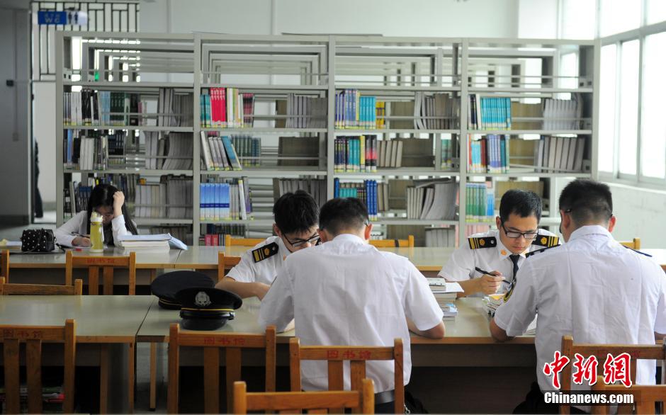 5月8日，武漢輕工大學保安黃凱在圖書館巡查。中新社發(fā) 張暢 攝