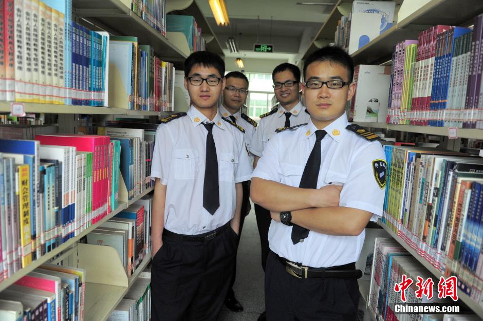　5月8日，武漢輕工大學圖書館保安吳濤、江力、黃凱、萬文杰。中新社發(fā) 張暢 攝