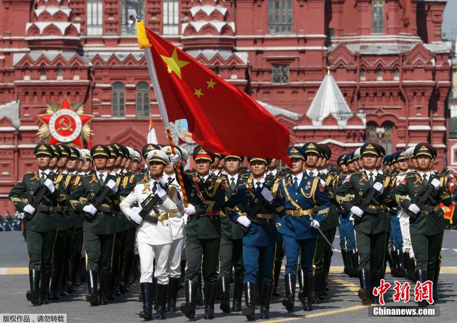 解放軍三軍儀仗隊(duì)參加紅場閱兵。