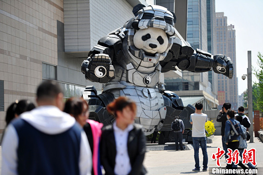 5月9日，遼寧沈陽(yáng)，一商城門前廣場(chǎng)上驚現(xiàn)7米多高的熊貓鋼鐵俠，吸引不少人駐足拍照。