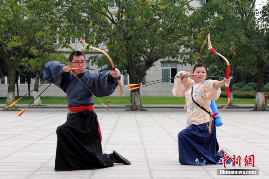 圖為課余練習(xí)射箭的“神雕俠侶”胡雅潔和胡默齋。