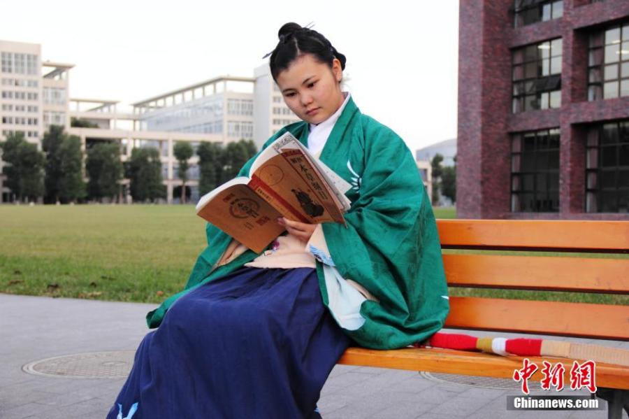 穿漢服在校園讀書的胡雅潔。
