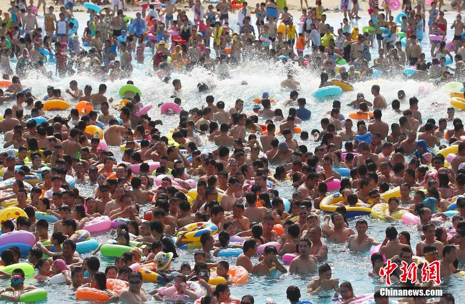 8月1日，民眾扎堆在南京湯山歡樂水魔方水上樂園戲水，享受“冰火兩重天”的涼爽和激情。連日來，中國大部分地區(qū)迎來高溫天氣。