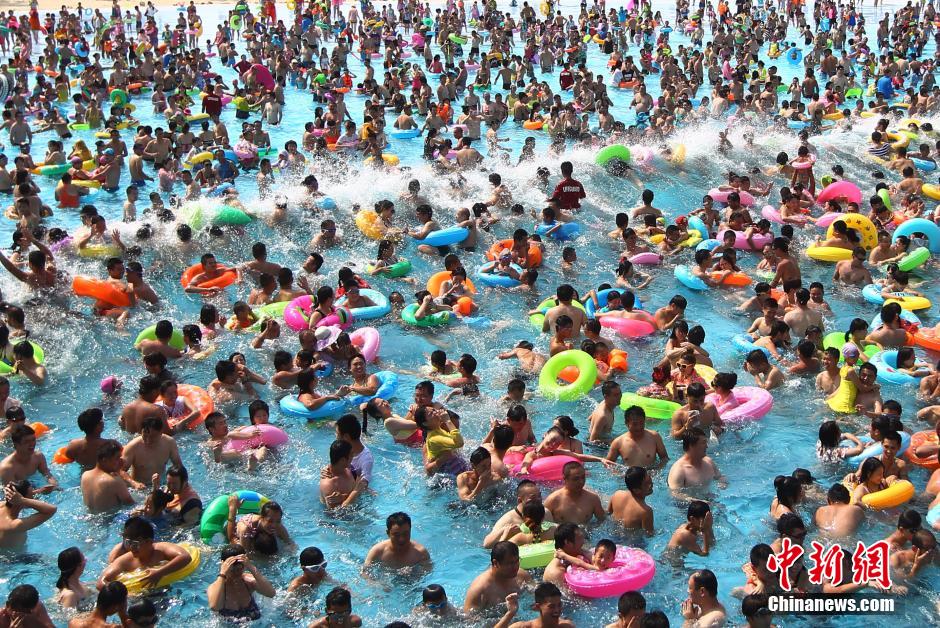 8月1日，民眾扎堆在南京湯山歡樂水魔方水上樂園戲水，享受“冰火兩重天”的涼爽和激情。連日來，中國大部分地區(qū)迎來高溫天氣。