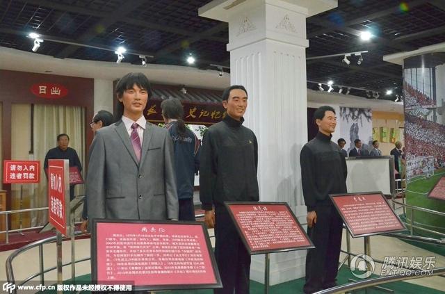 “華鎣山中外名人蠟像館”中的蠟像，被網(wǎng)友稱作“華鎣山農(nóng)貿(mào)服裝發(fā)布會(huì)”。