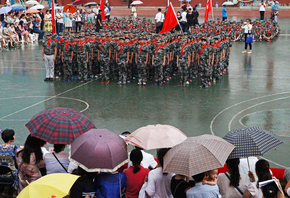 鄭州市，鄭州市第八中學會操表演當天突降大雨，但是同學們在雨中堅持完成了會操表演。