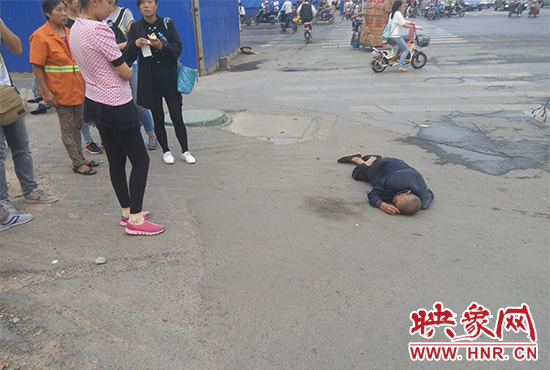 老人倒地后無人敢扶，過路市民拍照作證。