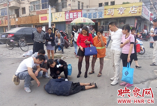 據(jù)附近環(huán)衛(wèi)工人介紹，老人是自己過路口時不小心摔倒的。