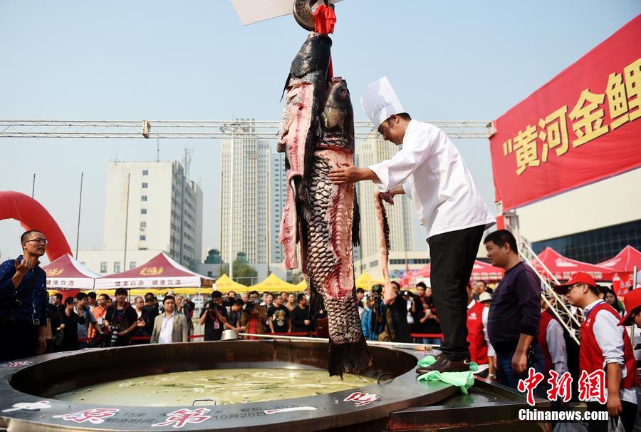 河南鄭州，一個直徑3.15米，深0.7米，可容納3噸高湯的“中原第一鍋”現(xiàn)場烹煮火鍋盛宴。
