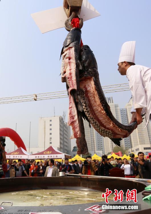 廚師對魚肉進行處理。 圖片來源：CFP視覺中國
