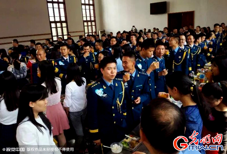 湖北武漢，“嫁人就嫁解放軍”，每年一屆的武漢軍旅姻緣會17日在駐漢空軍某指揮所文化活動中心舉行