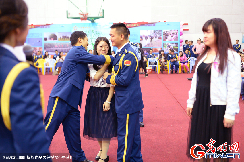 湖北武漢，“嫁人就嫁解放軍”，每年一屆的武漢軍旅姻緣會17日在駐漢空軍某指揮所文化活動中心舉行