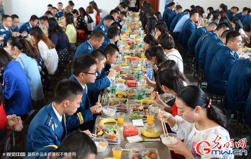 湖北武漢，“嫁人就嫁解放軍”，每年一屆的武漢軍旅姻緣會17日在駐漢空軍某指揮所文化活動中心舉行