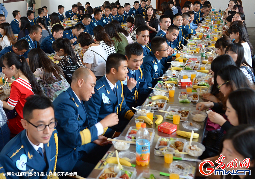 湖北武漢，“嫁人就嫁解放軍”，每年一屆的武漢軍旅姻緣會17日在駐漢空軍某指揮所文化活動中心舉行
