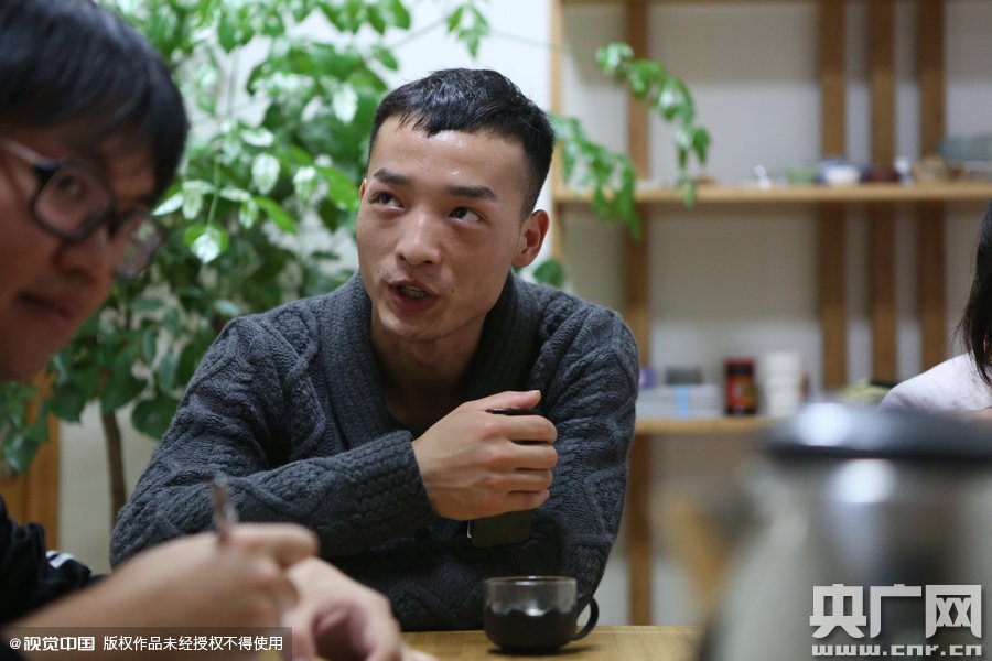 網(wǎng)絡(luò)紅人葉良辰現(xiàn)身浙江臺州，接受記者的專訪。
