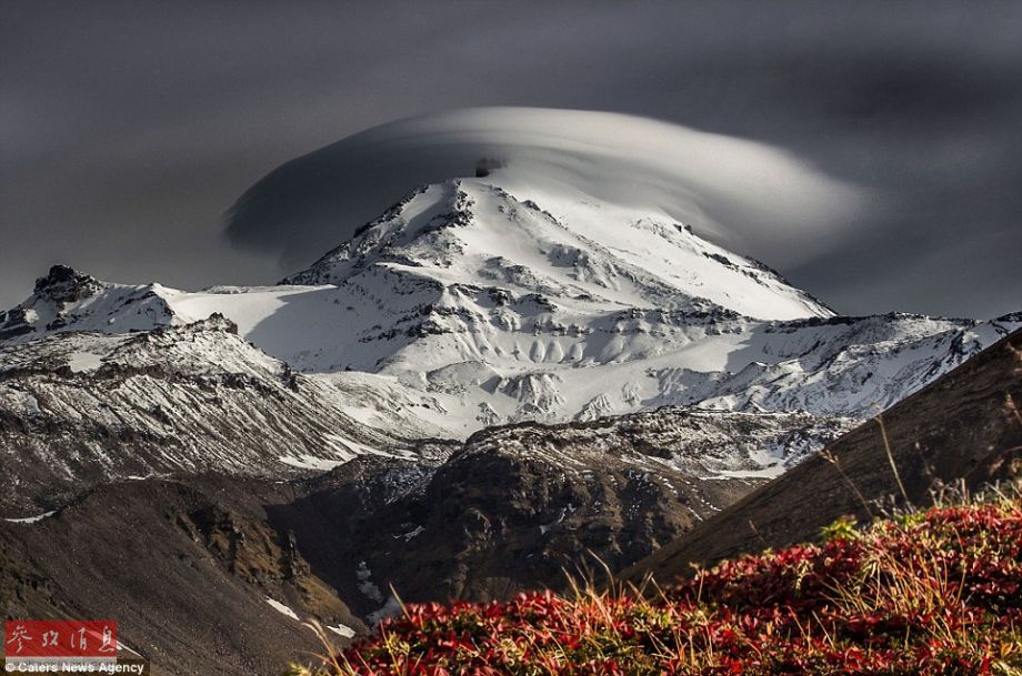 火山上籠罩著類似于外星飛碟形狀的云彩，場景猶如科幻大片。