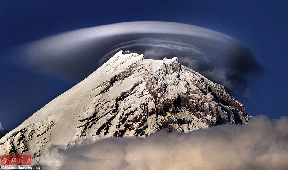 火山上籠罩著類似于外星飛碟形狀的云彩，場景猶如科幻大片。