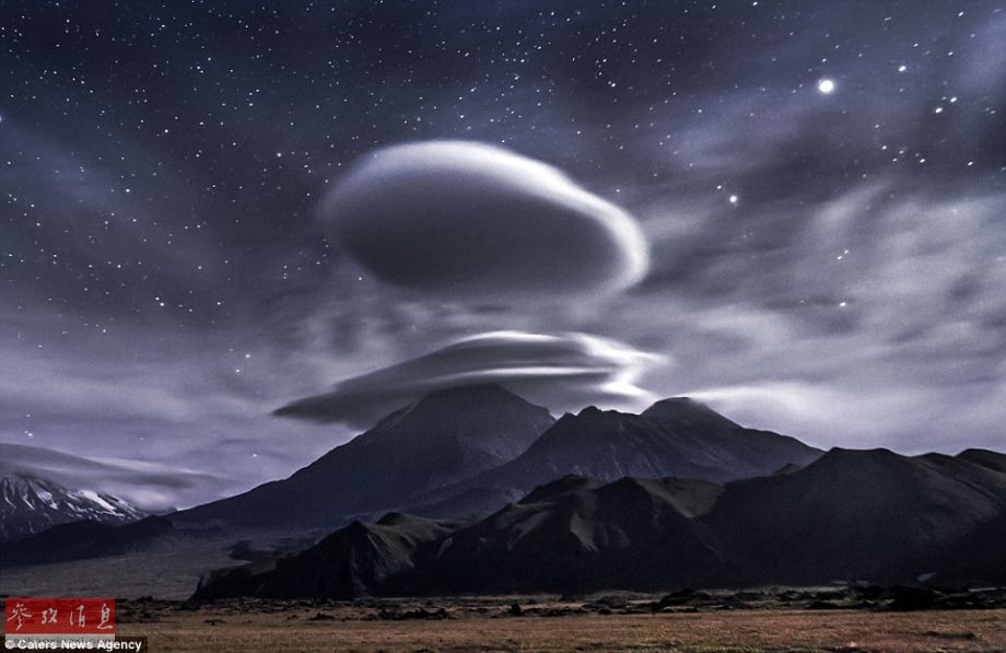 火山上籠罩著類似于外星飛碟形狀的云彩，場景猶如科幻大片。