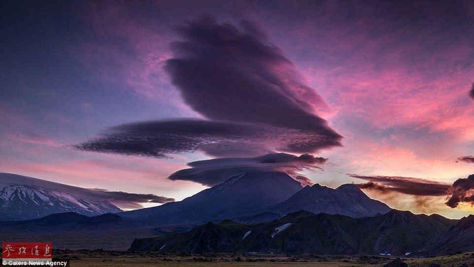 火山上籠罩著類似于外星飛碟形狀的云彩，場景猶如科幻大片。