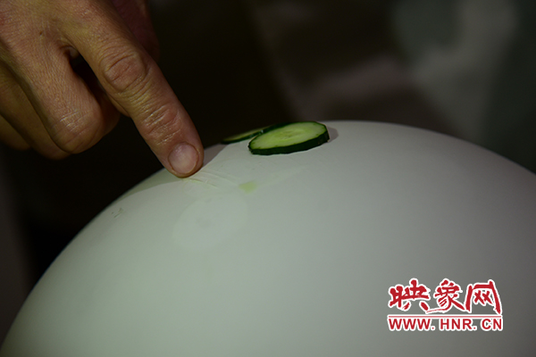 在面團(tuán)氣球上切菜。