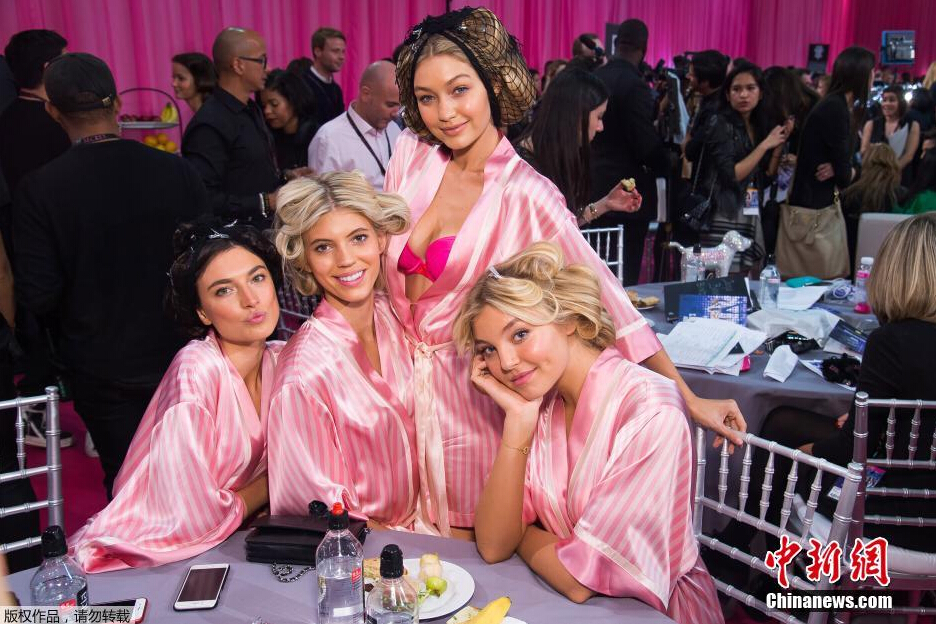 圖為模特Jacquelyn Jablonski（左起），Devon Windsor，Gigi Hadid和Rachel Hilbert在后臺合影。