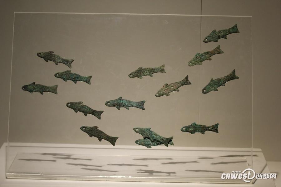 青銅魚(yú)符，有專(zhuān)家推測(cè)是覆蓋棺槨所用荒帷上懸掛的裝飾物。