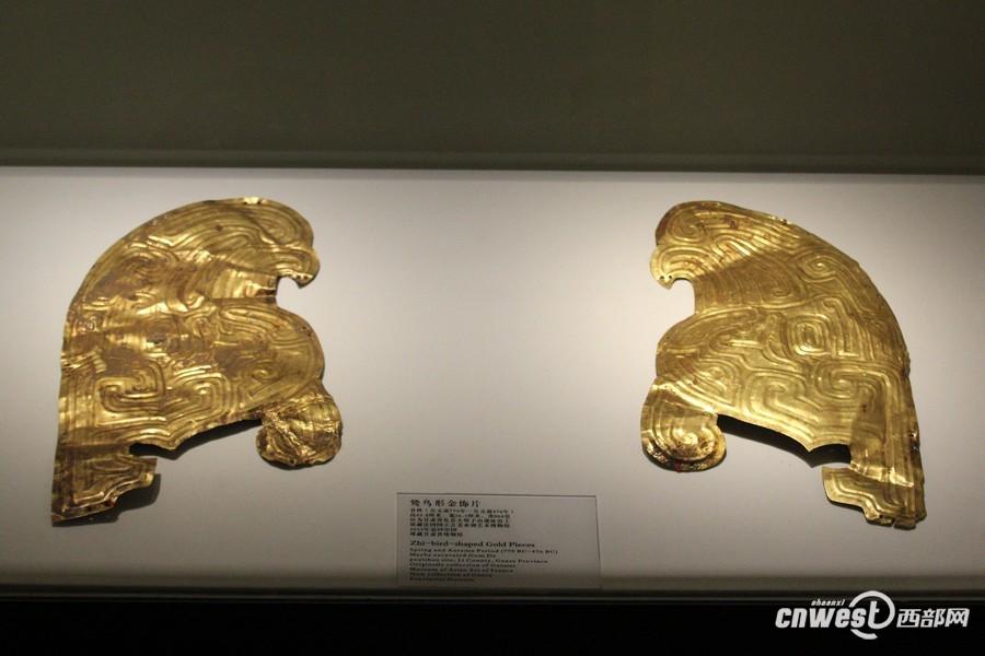 去年從法國(guó)追回的鸞鳥(niǎo)金飾品，是早期秦文化的代表物。