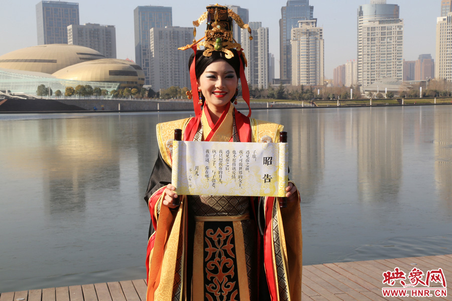扮成羋月的女子叫小賈，今年27歲，家在鄭州，有房有車。