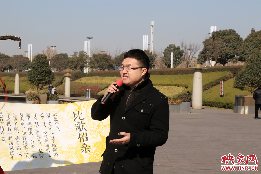 多位在鄭東新區(qū)CBD如意湖附近寫字樓上班的單身男性，聞訊前來唱歌應(yīng)征。