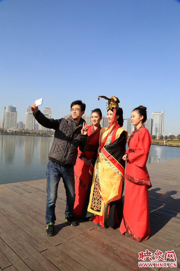 在比歌招親現(xiàn)場，有許多人圍觀拍照。