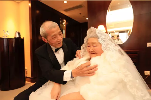 情人節(jié)最溫暖告白！84歲老人包下整樓示愛老伴