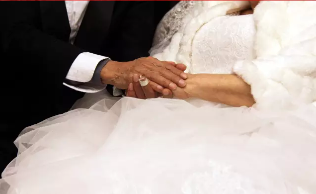 情人節(jié)最溫暖告白！84歲老人包下整樓示愛老伴