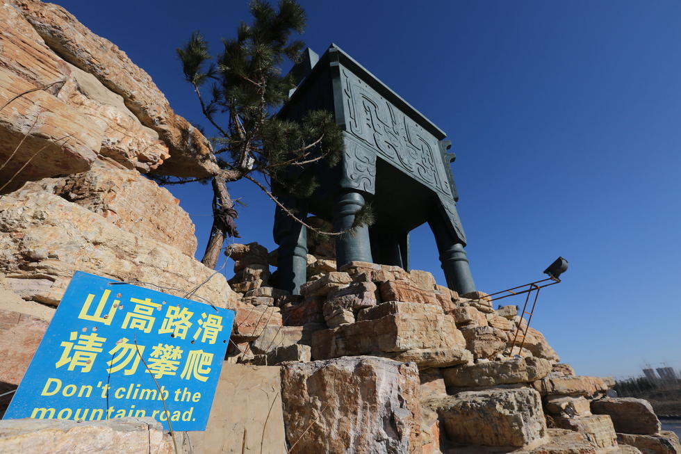 鄭州河邊建十米高銅鼎無(wú)防護(hù) 網(wǎng)友:不怕淹了？