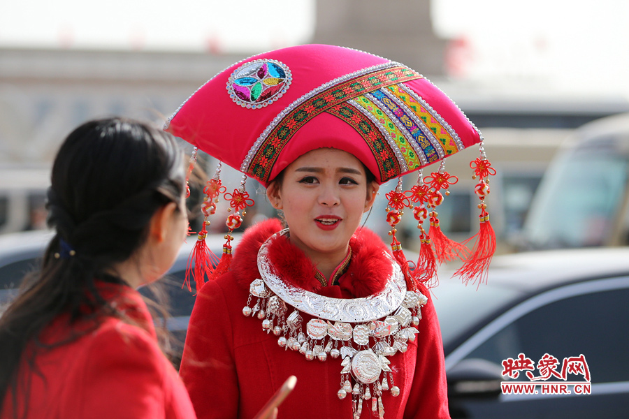 漂亮的頭飾配美女，回頭率相當(dāng)高