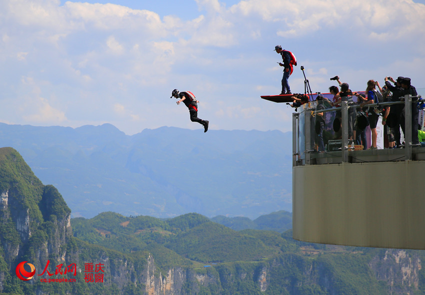 28日，2016世界低空跳傘大賽在重慶云陽龍缸景區(qū)正式開賽。圖為選手角逐中。劉政寧 攝