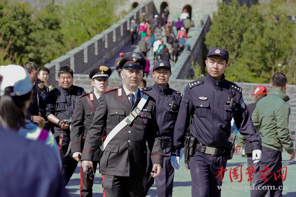 中意警察編隊巡邏。本網(wǎng)記者 陳路坤 攝
