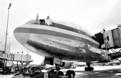 2011年4月5日，美國航空公司為洛杉磯至上海首條直飛航線的開通舉行剪彩儀式。目前，美國航空、美國聯(lián)合航空和達(dá)美航空已經(jīng)向中國提交了飛行計劃。