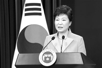 1月6日，韓國(guó)總統(tǒng)樸槿惠在首爾總統(tǒng)府青瓦臺(tái)舉行的新年記者會(huì)上發(fā)言。新華社發(fā)