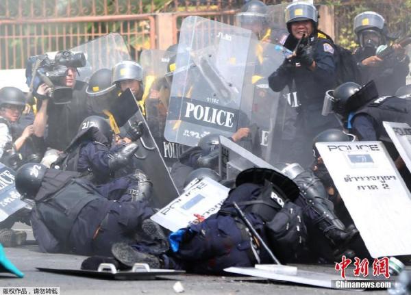 當(dāng)?shù)貢r(shí)間2月18日，泰國曼谷警方與示威者發(fā)生沖突。