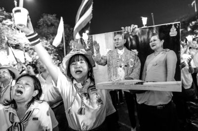 5日，泰國巴蜀府海濱度假勝地華欣，數(shù)萬民眾身穿國王的代表色“黃色”T恤，自發(fā)上街，口喊“國王萬歲”的口號。