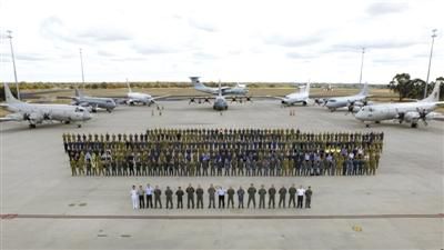 4月29日，澳大利亞珀斯，馬航MH370空中搜索正式結(jié)束，參與搜索的多國(guó)部隊(duì)在離開前留影紀(jì)念。