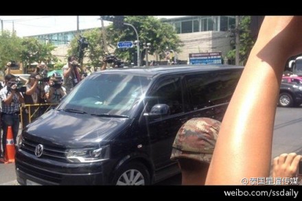 英拉乘坐其私人防彈車(chē)抵達(dá)軍方設(shè)施。