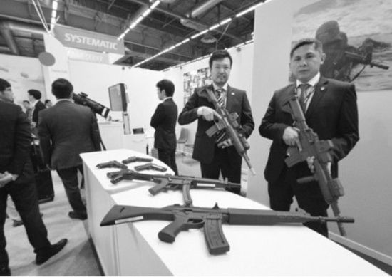 　日本企業(yè)在歐洲國際防務(wù)展上展示橡膠槍。