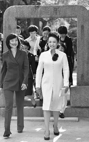 昨天，彭麗媛在韓國(guó)代理“第一夫人”趙允旋左的陪同下參觀昌德宮。