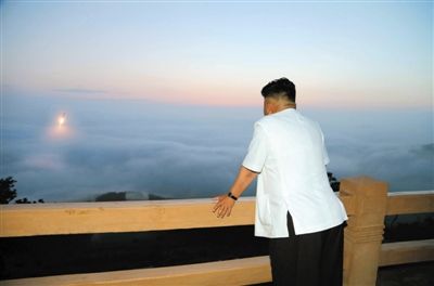 　朝鮮最高領(lǐng)導(dǎo)人金正恩正在觀看導(dǎo)彈發(fā)射。