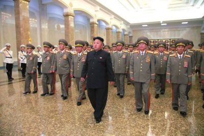 金正恩率領(lǐng)軍隊(duì)領(lǐng)導(dǎo)人等前往平壤錦繡山太陽(yáng)宮瞻仰了金日成、金正日的遺容。