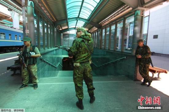 烏克蘭政府軍和民間武裝在頓涅茨克機(jī)場火車站附近發(fā)生激烈交火,火車站附近街道受到炮彈猛烈襲擊。